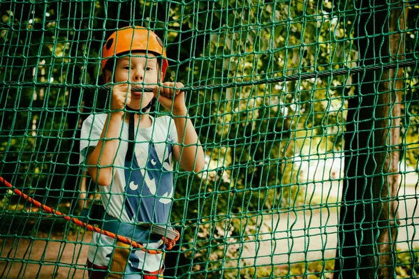 少年は登ってペンダント公園 — ストック写真
