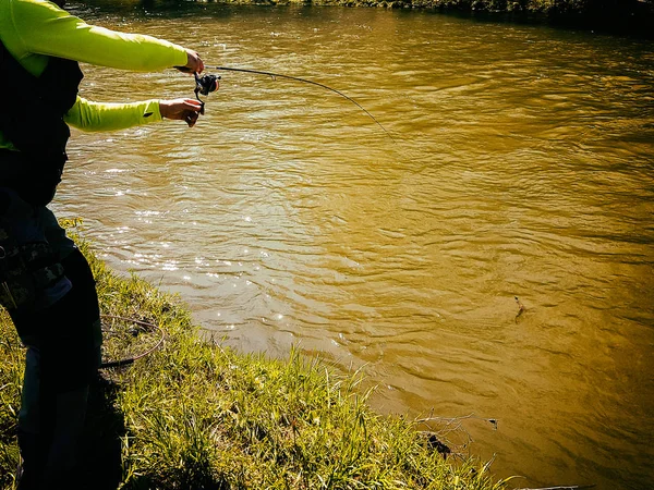 Pesca de spinning activa en el río — Foto de Stock