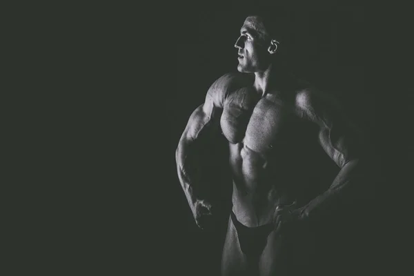 Bodybuilder på svart — Stockfoto