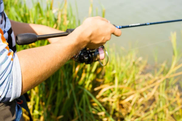 El pescador está pescando en el lago —  Fotos de Stock