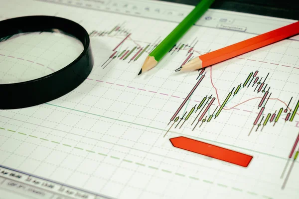 Фінансова графіка Лупе та олівці — стокове фото