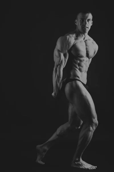 Bodybuilder auf schwarzem Hintergrund — Stockfoto