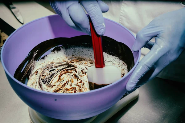 Mezclando chocolate y crema. Pastel de crema — Foto de Stock