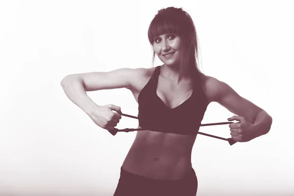 Exercice femme avec bandes élastiques pour le sport — Photo