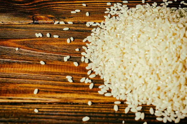 Arroz sobre fondo de madera — Foto de Stock