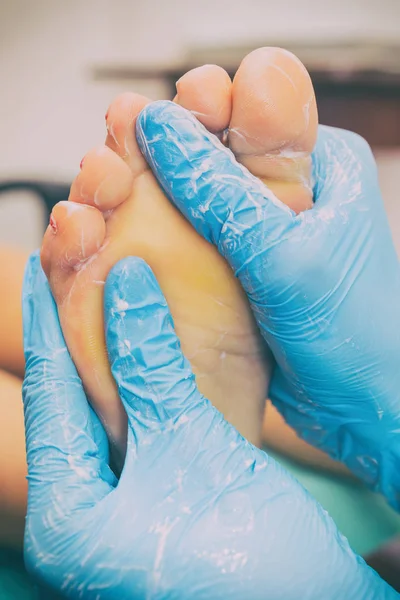 Il padrone che fa il massaggio di piede — Foto Stock