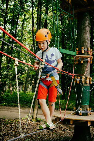 Recreação de crianças ativas. Escalando o parque de cordas — Fotografia de Stock