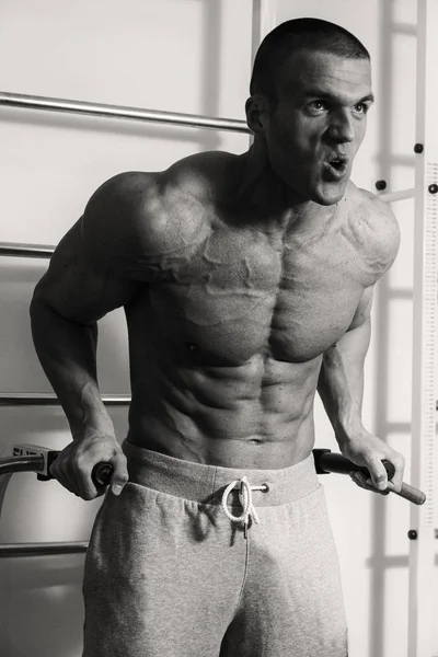 Trainingsprozess Männer im Fitnessstudio — Stockfoto