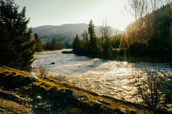 Viaggio in montagna. Bellissimo paesaggio montano — Foto Stock