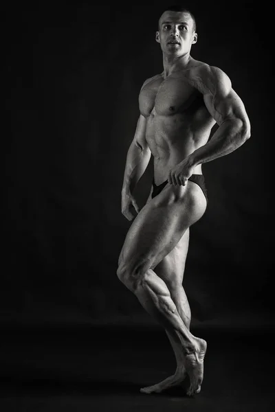 Homme montrant des muscles — Photo