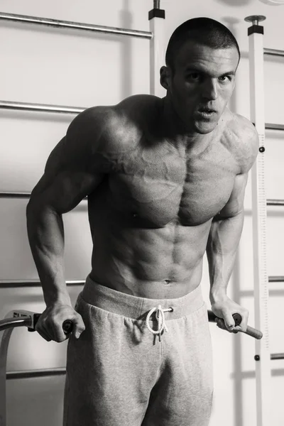 Mężczyzn proces treningu na siłowni — Zdjęcie stockowe