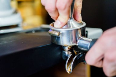 barmen bir kahve makinesi kahve hazırlar