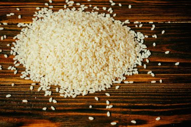 ahşap bir masa üzerinde pirinç