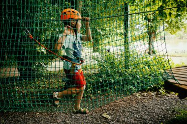 Çocuk bir kolye park tırmanıyor