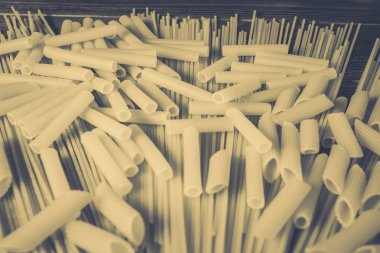 Ahşap arka planda farklı türde makarna.