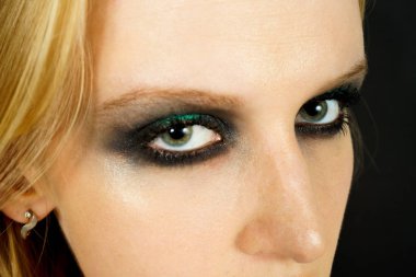 Yeşil gölgeli göz makyajı
