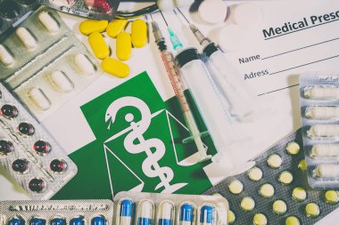 Tabletler, hap ve bir tablo üzerinde bir stetoskop