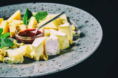 Böğürtlen soslu çeşitli peynirler.