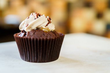 bir tepsi üzerinde pek çok güzel pastalar