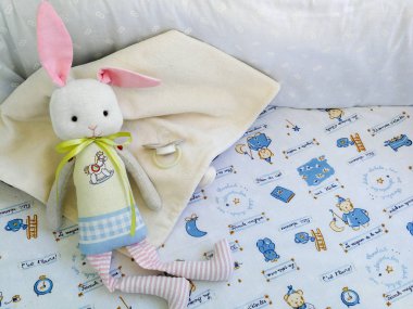 arabasındaki bebek oyuncak tavşan