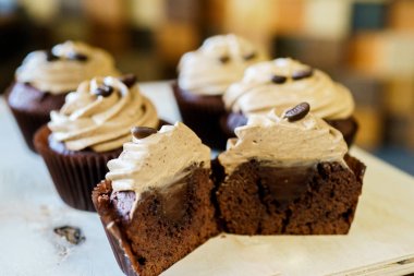 krema ile kesilmiş muffins