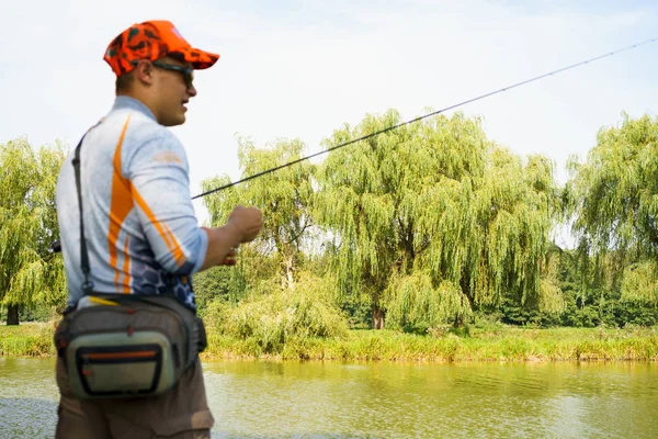 El pescador está pescando en el lago — Foto de Stock