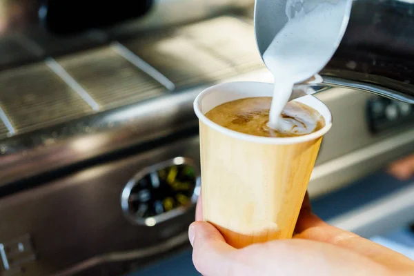 Gör kaffe i kaffebryggaren — Stockfoto