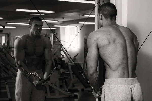 Hombre fuerte en el gimnasio —  Fotos de Stock