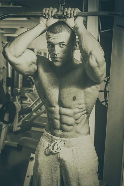 Entrenamiento en el gimnasio — Foto de Stock