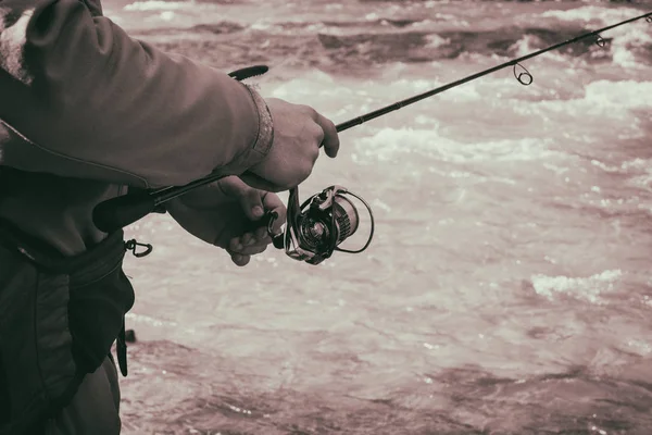 Ψάρεμα πέστροφας στο ποτάμι βουνό — Φωτογραφία Αρχείου
