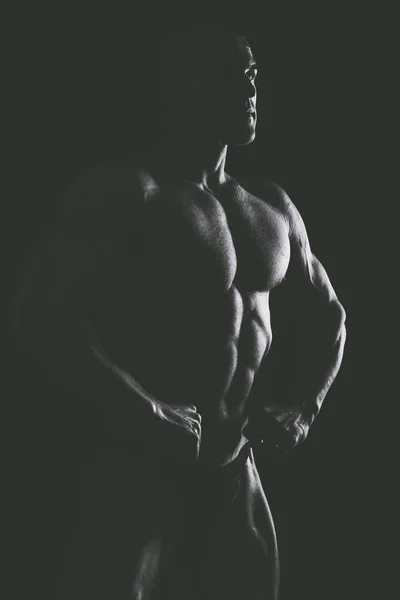 Bodybuilder på svart — Stockfoto