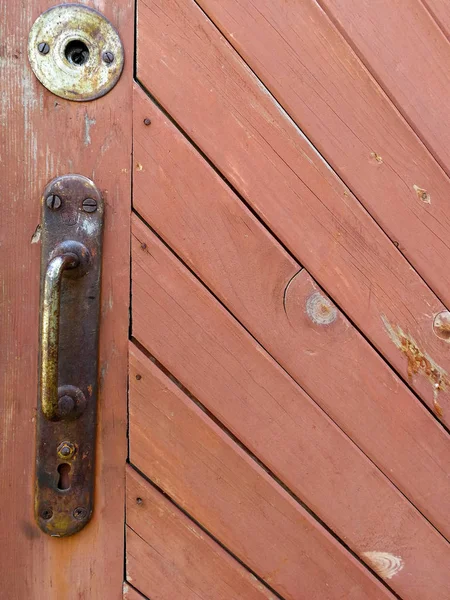 Maçaneta da porta e bloqueio na velha porta vermelha — Fotografia de Stock