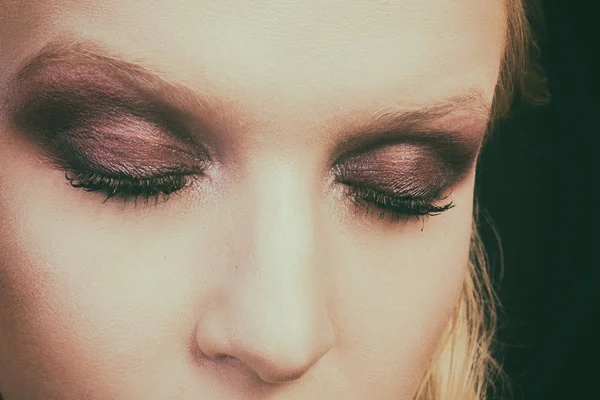 Smukke kvindelige øje close-up, make-up - Stock-foto