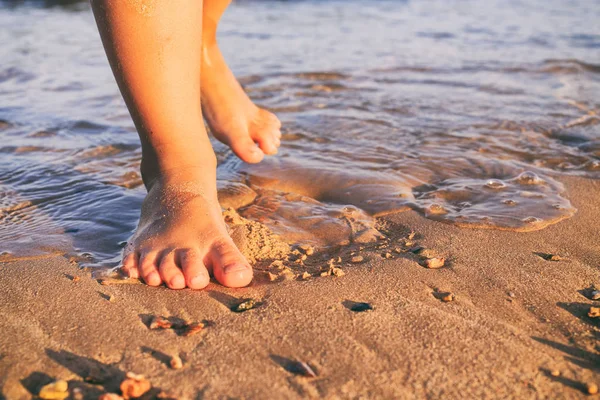 砂の上の赤ん坊の足 — ストック写真