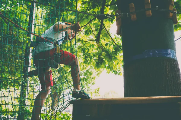 Chłopak wspina się park wisiorek — Zdjęcie stockowe