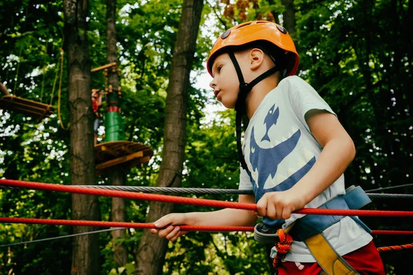 Recreação de crianças ativas. Escalando o parque de cordas — Fotografia de Stock
