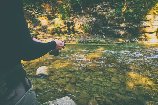 Halász, egy gyönyörű hegyi folyó az erdő — Stock Fotó