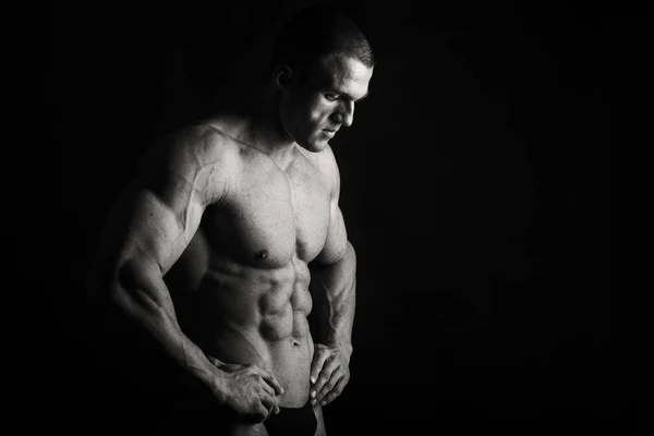 Kulturysta pokazano jego plecy i biceps mięśnie, osobiste fitnes — Zdjęcie stockowe