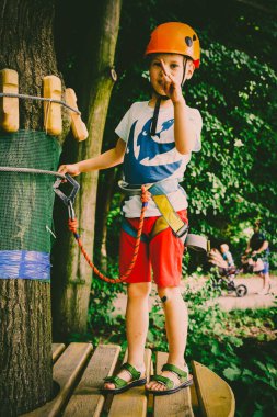 Çocuk bir kolye park tırmanıyor