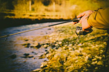 Nehirde balık tutmak