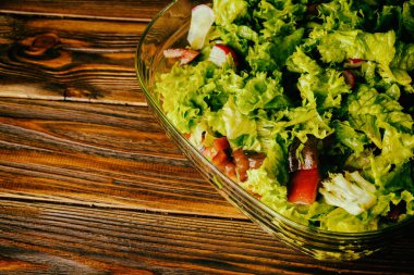 Ahşap bir zemin üzerine yeşil sebze salatası