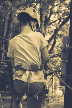 Çocuk bir halat Parkı tırmanıyor