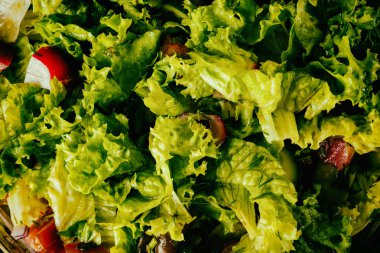 Ahşap bir zemin üzerine yeşil sebze salatası