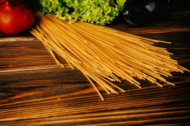 Spagetti ve sebze ahşap arka plan üzerinde