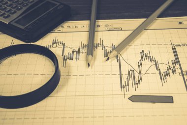 Mali grafik Büyüteç ve kalemler