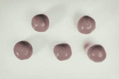 Beyaz bir arka plan üzerinde güzel, sulu organik domates