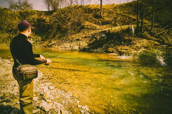 Pesca alla trota in un fiume di montagna — Foto Stock