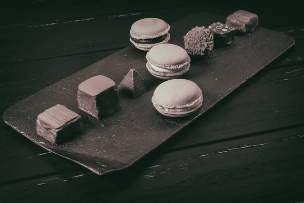 Chocolade zoetigheden en macarons — Stockfoto
