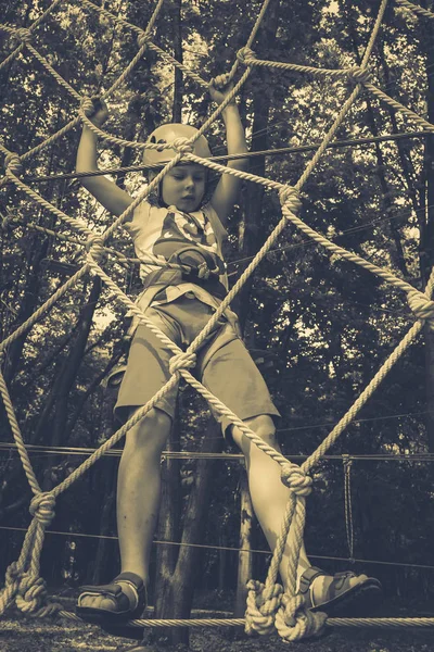 Halat Parkı çocuk tırmanıyor