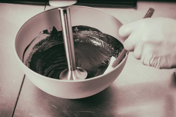 Mezclando el glaseado de chocolate. Pastel de cocina —  Fotos de Stock